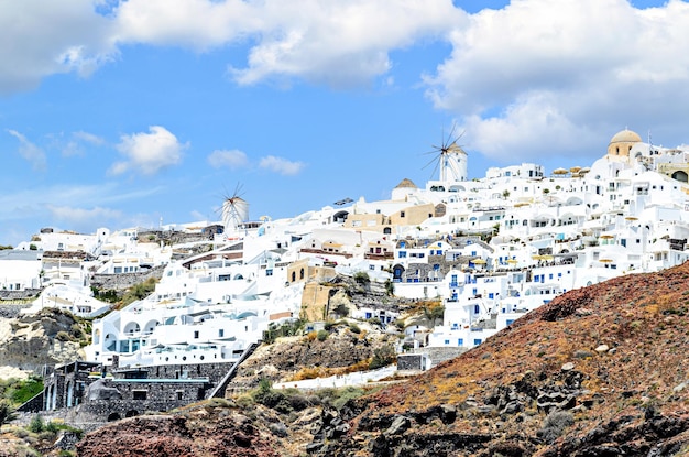 Vistas espetaculares de Oia, sobre as falésias, Santorini, Grécia.