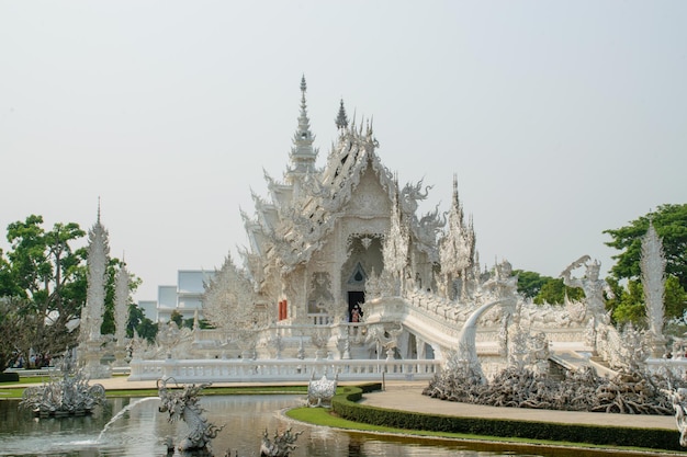 Vistas exteriores del Templo Blanco en Chiang Rai