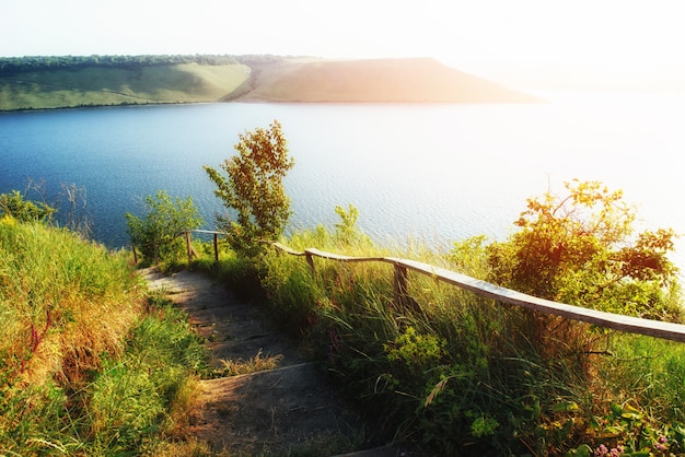 Vistas fantásticas da trilha na colina que leva ao lago pitoresco.