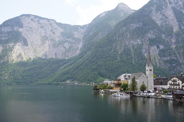 Vistas de la hermosa aldea de Hallstatt y el lago en Austria