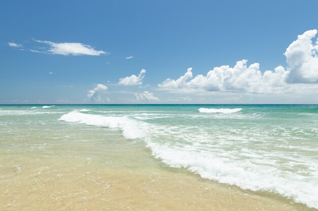 Foto vistas de la hermosa playa de morro jable, aguas turquesas y transparentes, día soleado