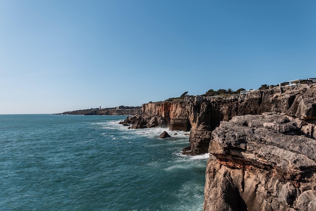 Vistas incríveis do oceano com ondas e falésias em Portugal Férias de verão e viagens