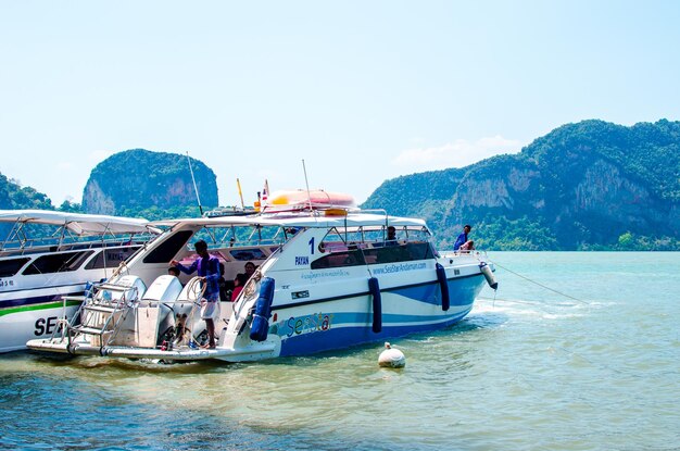 Vistas de las islas de Tailandia y rocas de agua turquesa yates o barcos