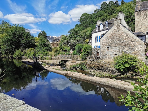 Vistas del lago en el pueblo de Huelgoat en Bretaña, Francia.