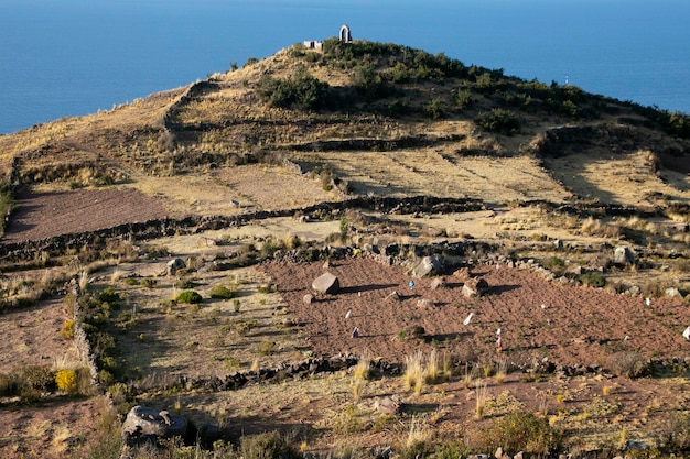 Vistas del lago Titicaca desde la península de Llachon en Perú