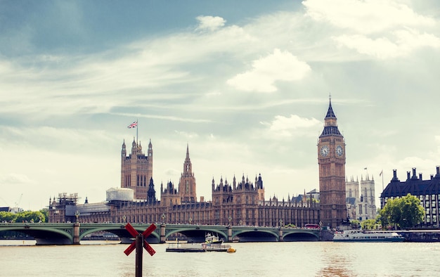 Vistas de Londres sobre el río Támesis