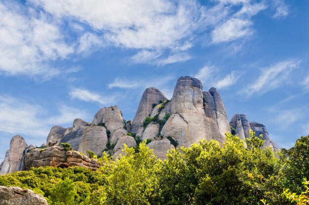 Vistas del macizo montañoso de Montserrat Barcelona provincia Cataluña en un día con nubes blancas