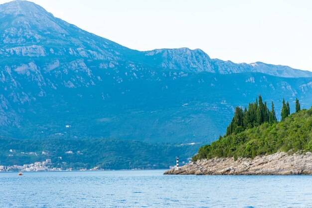 Vistas magníficas da baía de Boka-Kotorska, Montenegro