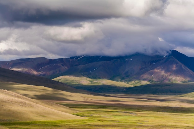 Vistas magníficas das altas montanhas e nuvens