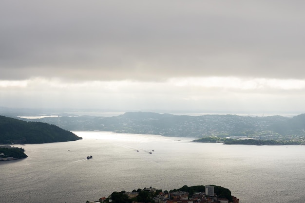 Vistas desde el mirador a la ciudad de Bergen donde se pueden ver las casas y el fiordo