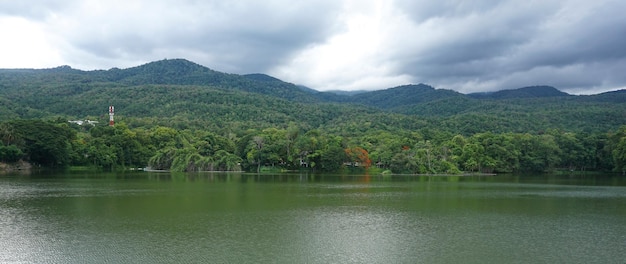 Foto vistas a la montaña y al río durante la temporada de lluvias