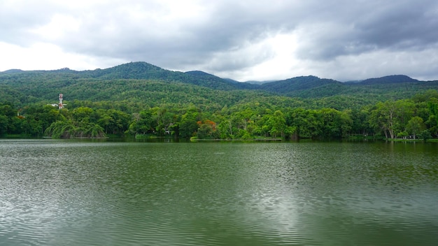 Vistas a la montaña y al río durante la temporada de lluvias