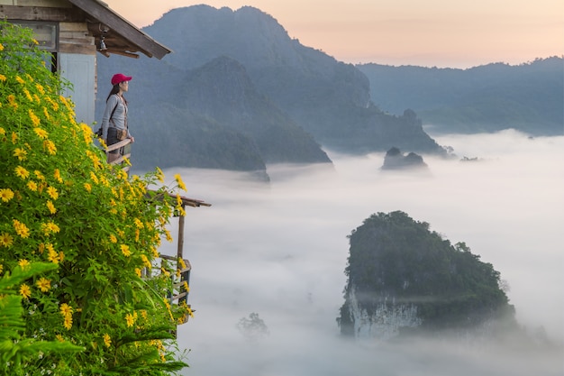 Vistas de montaña y flores del Parque Nacional Phu Langka, Tailandia