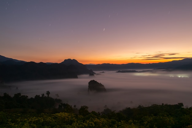 Vistas a la montaña y hermoso Parque Nacional Mist of Phu Langka, Tailandia