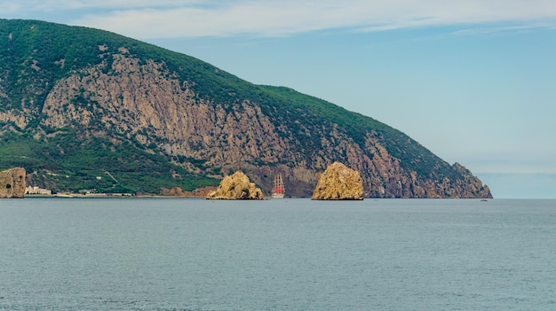 Vistas a la montaña desde el mar en un día de verano.