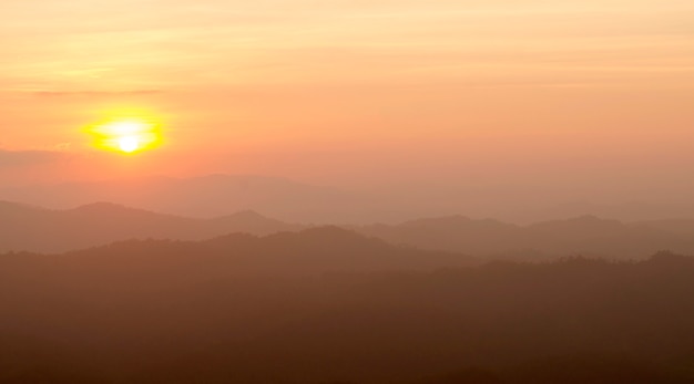 Vistas de la montaña mientras se pone el sol.