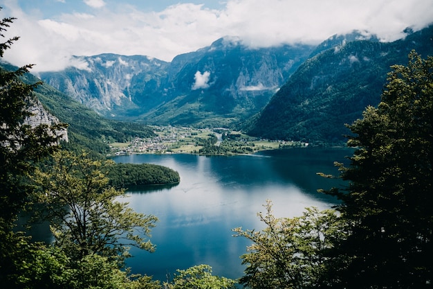 Vistas a las montañas y al lago de Hallstatt