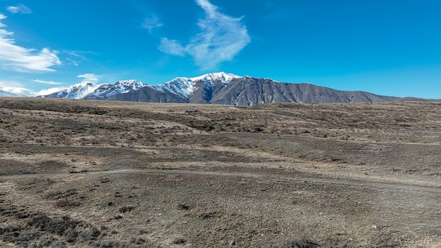 Vistas de las montañas y del campo agrícola desde drones de las orillas del área del lago Tekapo cerca del área de esquí de Roundhill