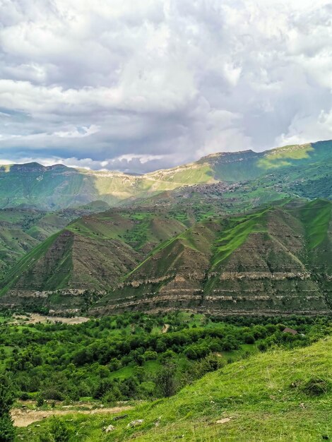Vistas de las montañas de Daguestán cerca del pueblo de Gamsutl Rusia junio de 2021