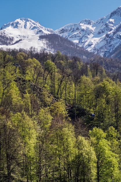 Vistas de las montañas y pistas de esquí de la zona de esquí de Rosa Khutor.