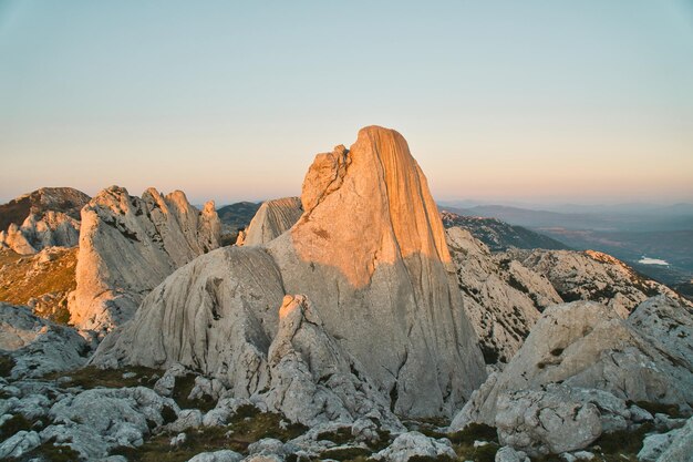 Foto vistas de las montañas en tulove grede en la hora dorada región de zadar croacia