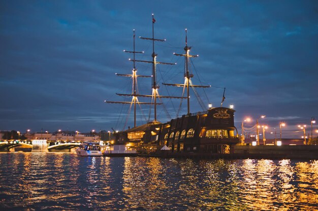 Vistas noturnas da cidade de São Petersburgo do navio a motor 1182