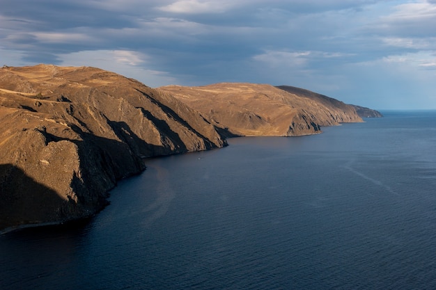 Vistas de la orilla rocosa del lago Baikal
