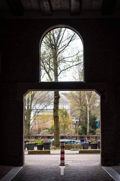 Vistas de los paisajes y edificios Edificios antiguos decoraciones arquitectónicas paredes de piedra y arcos ventanas y puertas En las calles de Ámsterdam lugares públicos