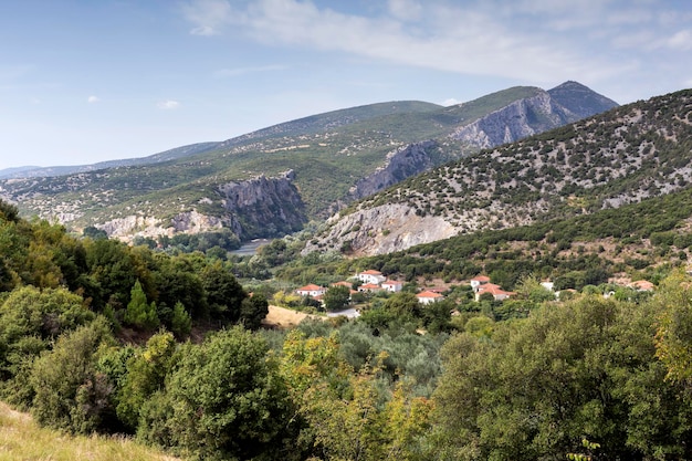 Las vistas panorámicas del campo y las montañas del pueblo de Toxotes en la región de Xanthi, Grecia