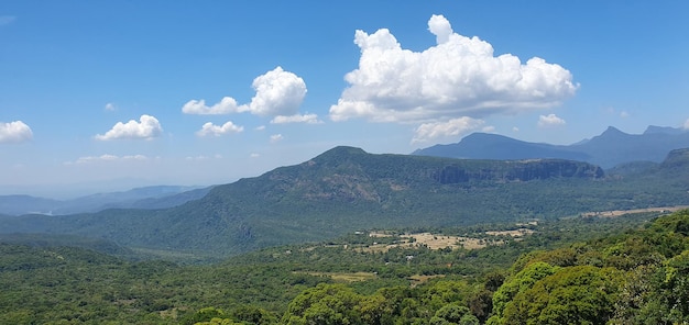 Vistas panorâmicas da Cimeira Serenity de paisagens montanhosas majestosas