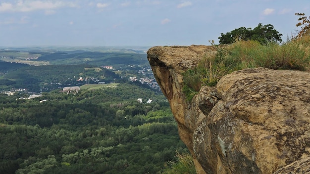 Vistas panorâmicas da montanha Bolshoye Sedlo para o Parque Nacional de Kislovodsk e a cidade