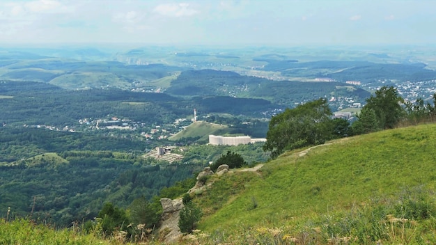 Vistas panorâmicas da montanha Bolshoye Sedlo para o Parque Nacional de Kislovodsk e a cidade