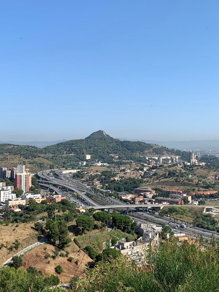 Foto vistas panorâmicas da rede de estradas de acesso e saída para a cidade de barcelona