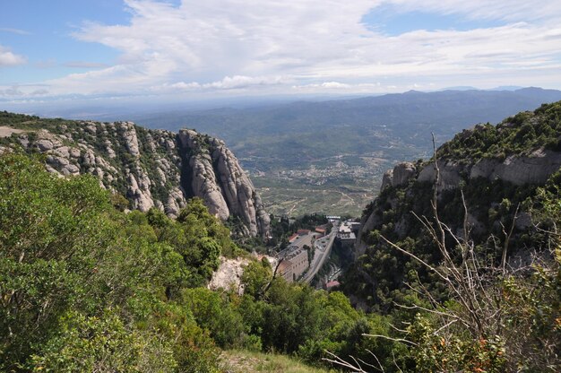 Vistas panorâmicas das montanhas e do vale abaixo. Lindas nuvens em um dia de verão. Fundo, papel de parede.