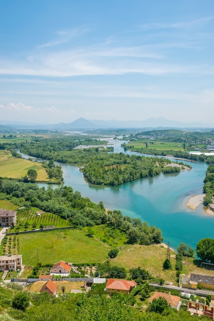 Vistas panorâmicas das paredes da fortaleza medieval de Rozafa.