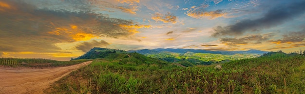 Vistas panorâmicas de belas estradas rurais e montanhas, estradas rurais e montanhas na Ásia,