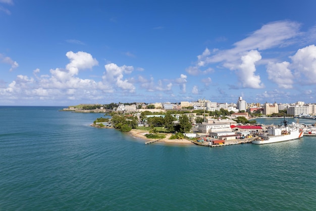 Vistas panorâmicas de Porto Rico de um navio de cruzeiro de luxo em férias no Caribe em Porto Rico