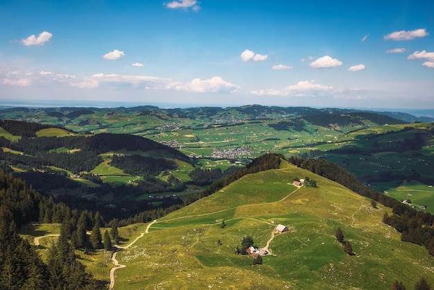 Vistas panorámicas desde la montaña Ebenalp en Suiza