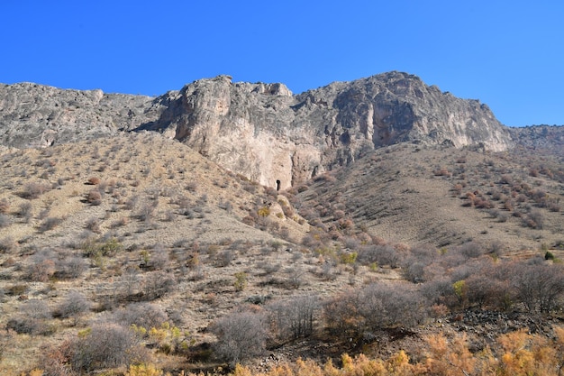 Vistas panorámicas de las montañas con escarpados acantilados. Paisaje de montaña otoñal.