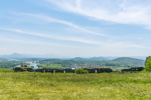 Vistas panorámicas desde las murallas de la fortaleza medieval de Rozafa