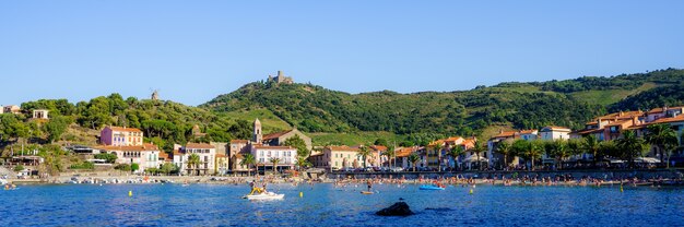 vistas panorámicas de un puerto medieval con barcos en el agua. Concepto de viaje