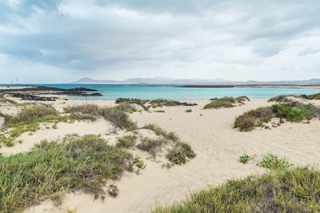 Vistas del parque nacional de Corralejo en Fuerteventura, desde la playa de la Isla de Lobos