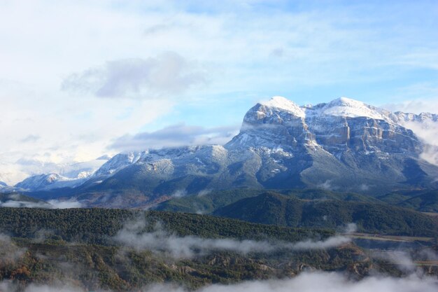 Foto vistas de la pea montanesa huesca. montes en el pirineo cerca del parque nacional de ordesa.