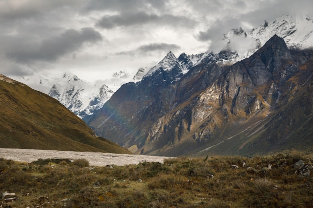 Vistas de picos nevados en las nubes en lantang