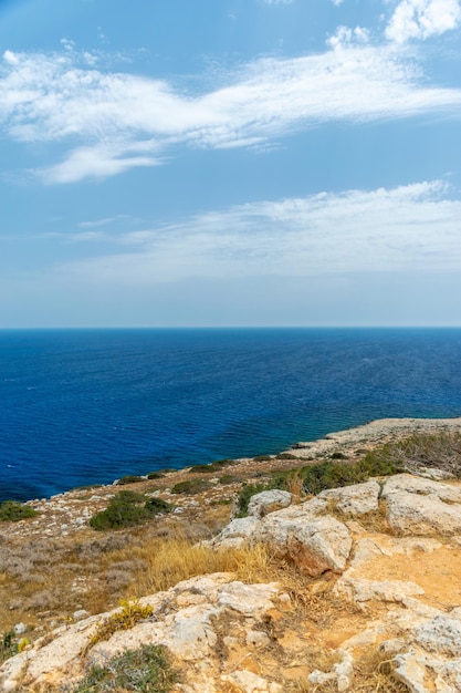 Vistas pintorescas desde la cima de la montaña en la costa mediterránea.