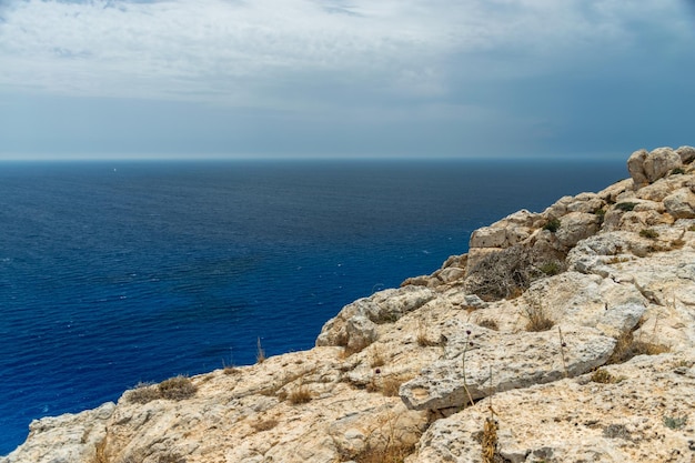 Vistas pintorescas de la costa mediterránea desde la cima de la montaña.