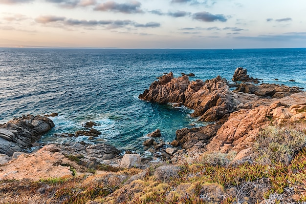 Vistas a las pintorescas rocas de granito que adornan uno de los lugares costeros más bellos de Santa Teresa Gallura, en el norte de Cerdeña, Italia