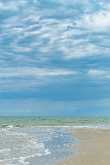 Vistas a la playa. Por el mar y el cielo.