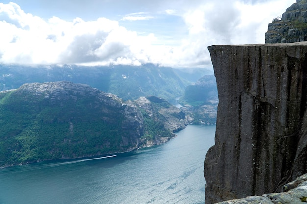 Vistas de Preikestollen y Lysefjord en un día nublado