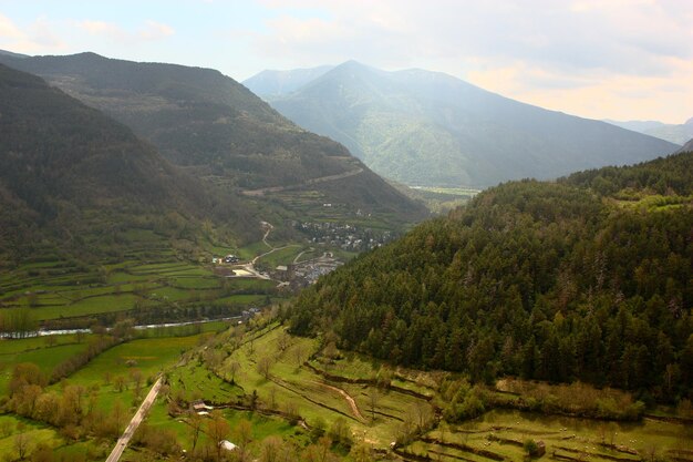 Foto vistas del pueblo de broto. valle del ro ara, pirineos